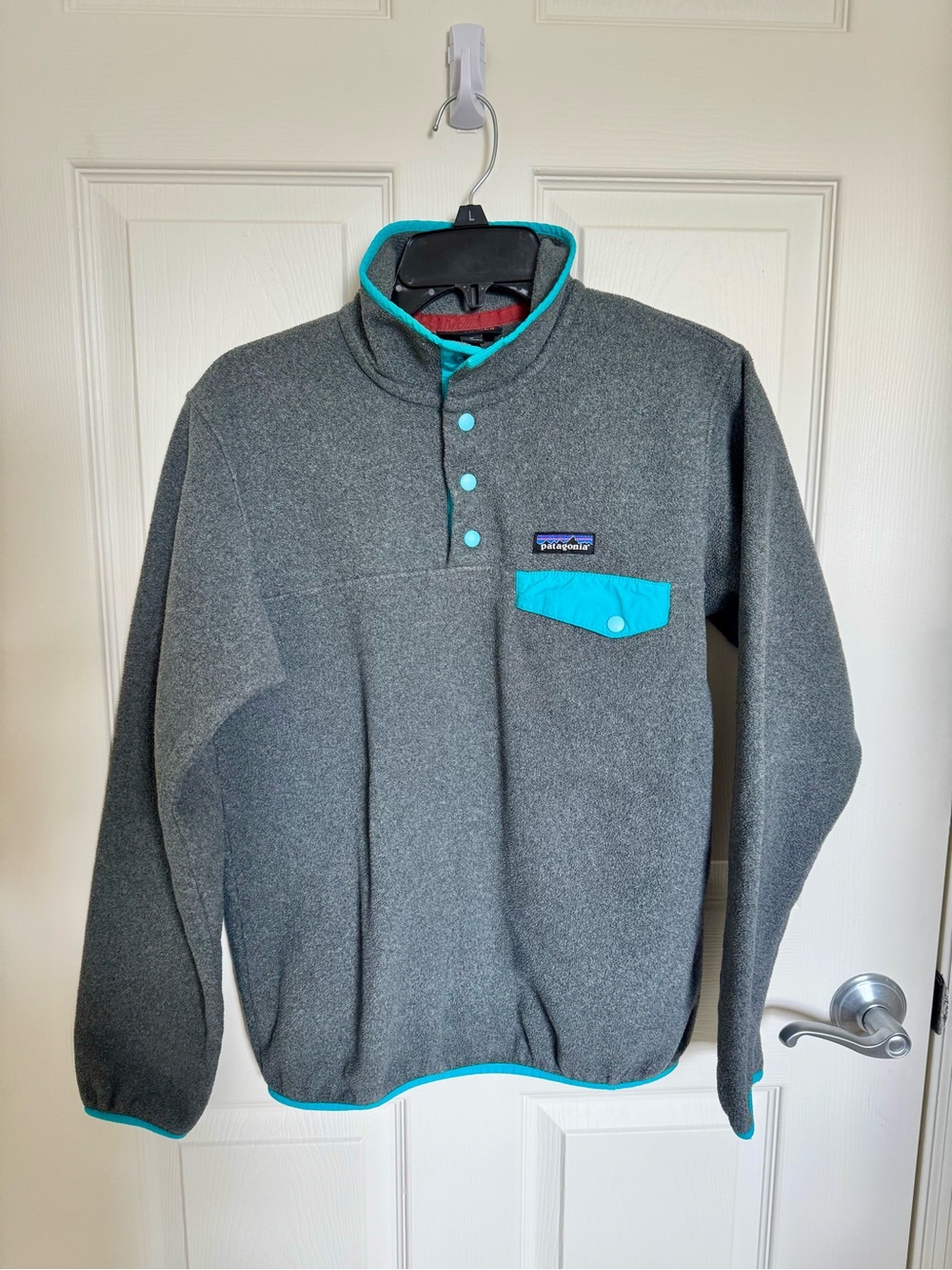 Patagonia Women’s Classic Grey Snap-T Fleece Pullover with Teal Accents Medium